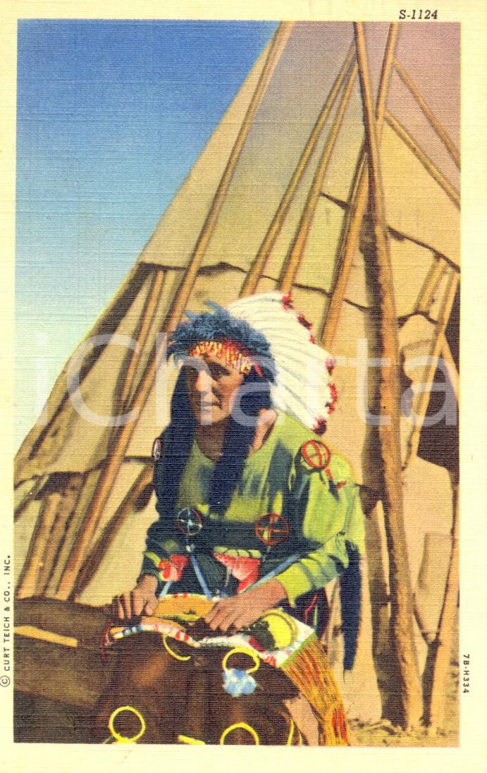Cartolina originale da collezione 1956 USA Indiano PELLEROSSA davanti alla sua tenda *Cartolina ILLUSTRATA FP VG 1