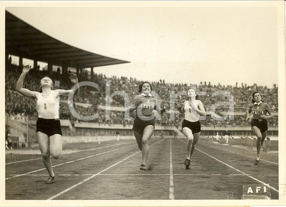 Fotografia d'epoca originale 1941 TORINO Atletica GIL-Hitlerjugend ZELEZNIADK 100 m. 1
