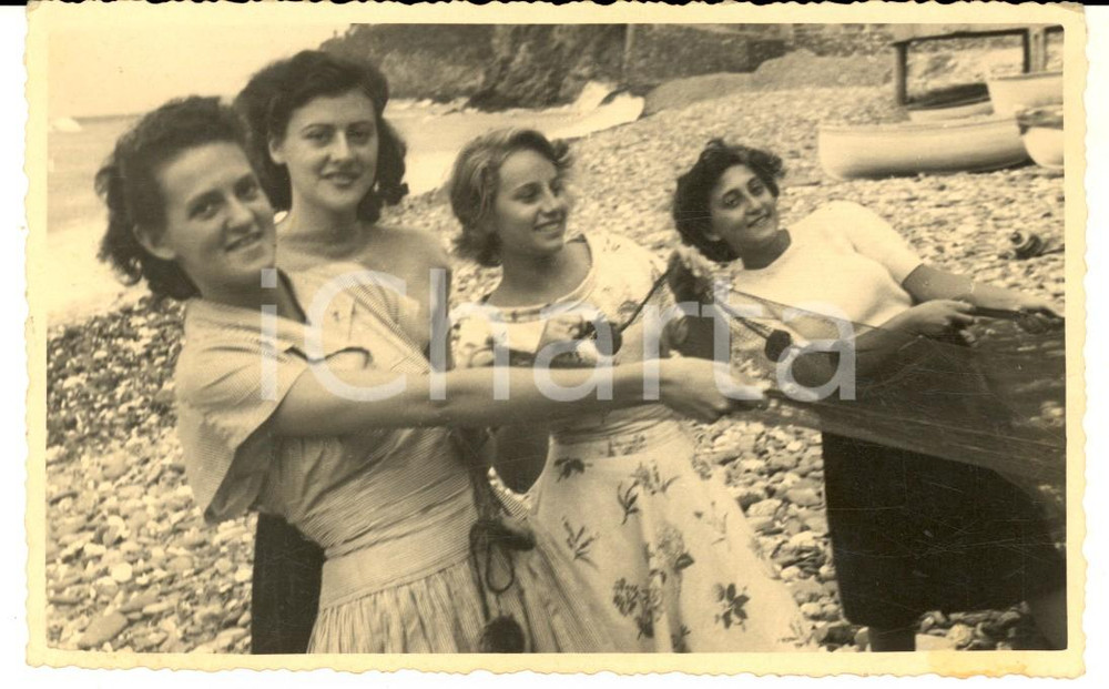 Fotografia d epoca originale 1948 SORI GE Donne tirano le reti sulla spiaggia FOTOGRAFIA ANONIMA 13x6 cm 1