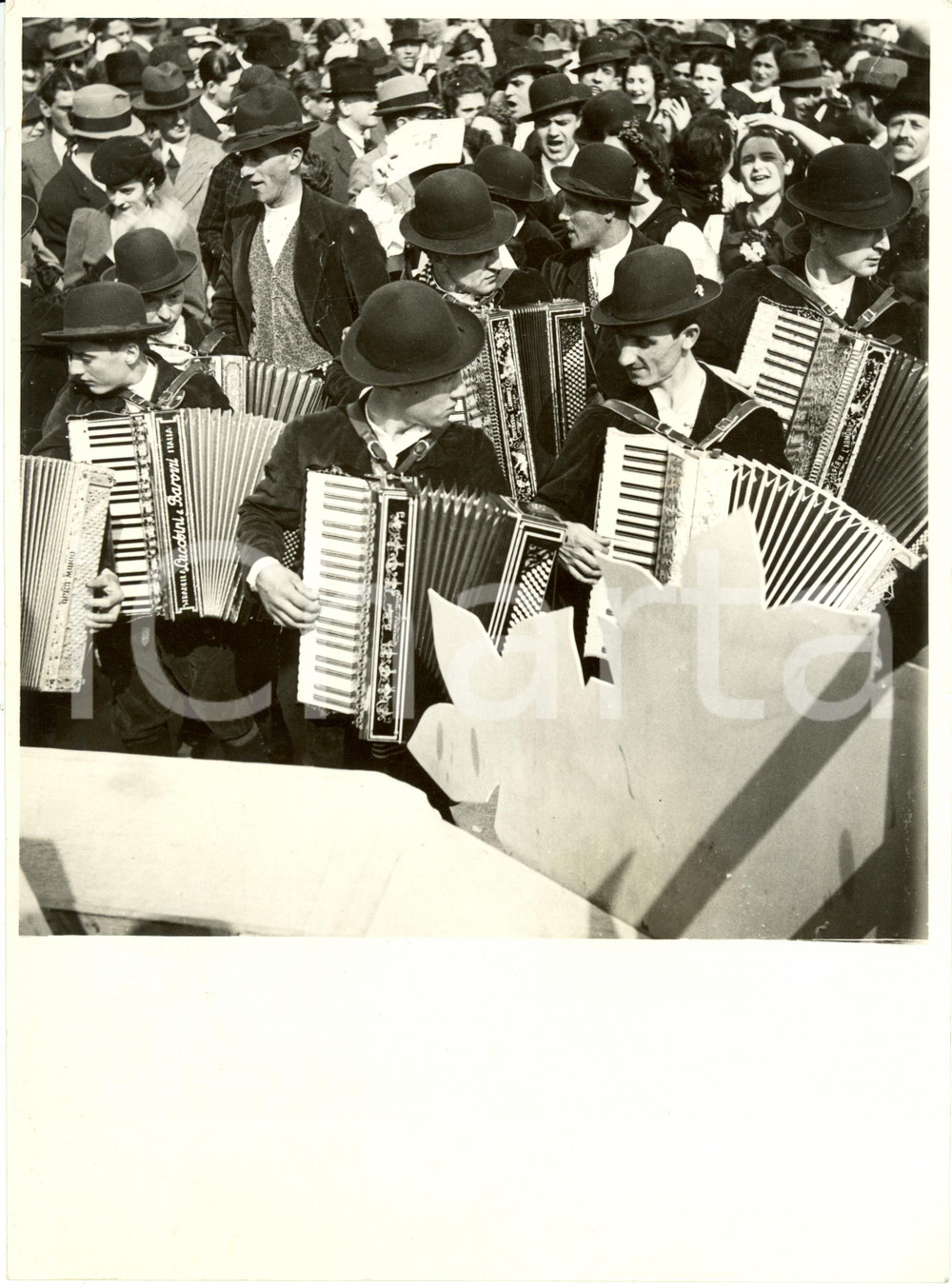 Fotografia d epoca originale 1937 MILANO Suonatori di fisarmonica da STRADELLA nei costumi folcloristici Foto 1