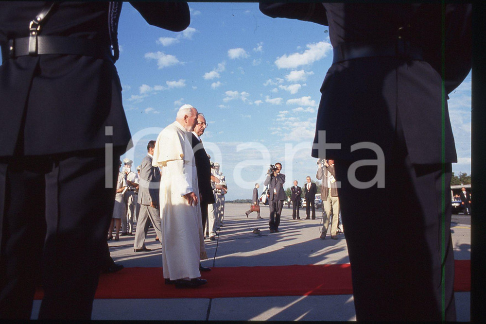 35mm vintage slide* 1994 ZAGREB Pope GIOVANNI PAOLO II (1)  Diapositiva d'epoca, in formato 35 mm.CONDIZIONI: GOODE' severamente vietata la riproduzione. Tutti i diritti sono riservati.Nella diapositiva ICharta mette in vendita, sul negozio eBay e in esclusiva sul sito "icharta" il proprio archivio composto da numerose diapositive e negativi fotografici d'epoca, tutti originali e autentici, che attraversano la storia del costume italiano tra gli la fine degli anni Sessanta e Novanta.Si tratta di uno sguardo inedito sull'attualit&agrave;, la politica, la vita quotidiana, il gossip e la cultura, che fotografa il cambiamento della nazione in quest'ultimo scorcio del XX secolo. Un'occasione unica per il mercato del collezionismo, che vede finalmente disponibile un archivio eccezionale per vastit&agrave;, tematiche e condizioni, in un settore (il negativo fotografico e la diapositiva) di assoluta novit&agrave; e dalle interessanti prospettive di investimento.  FAIR/discreto   originale e autentica 1