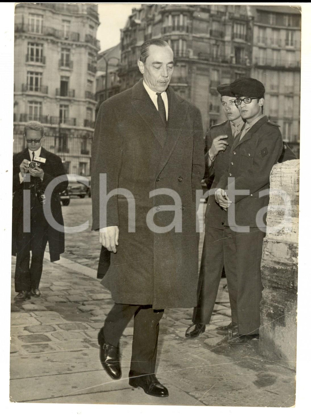 Fotografia d epoca originale 1950 ca PARIS Arrivo di Enrico d ORLEANS Conte di Parigi Foto 13x18 cm 1