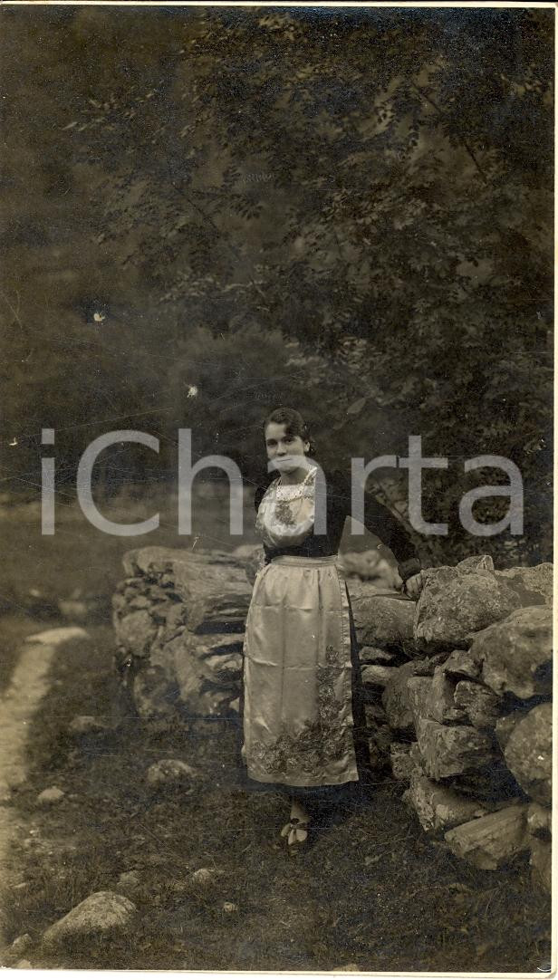 Fotografia d epoca originale 1927 ALAGNA VALSESIA Giovane donna in costume tradizionale Foto 9x14 1
