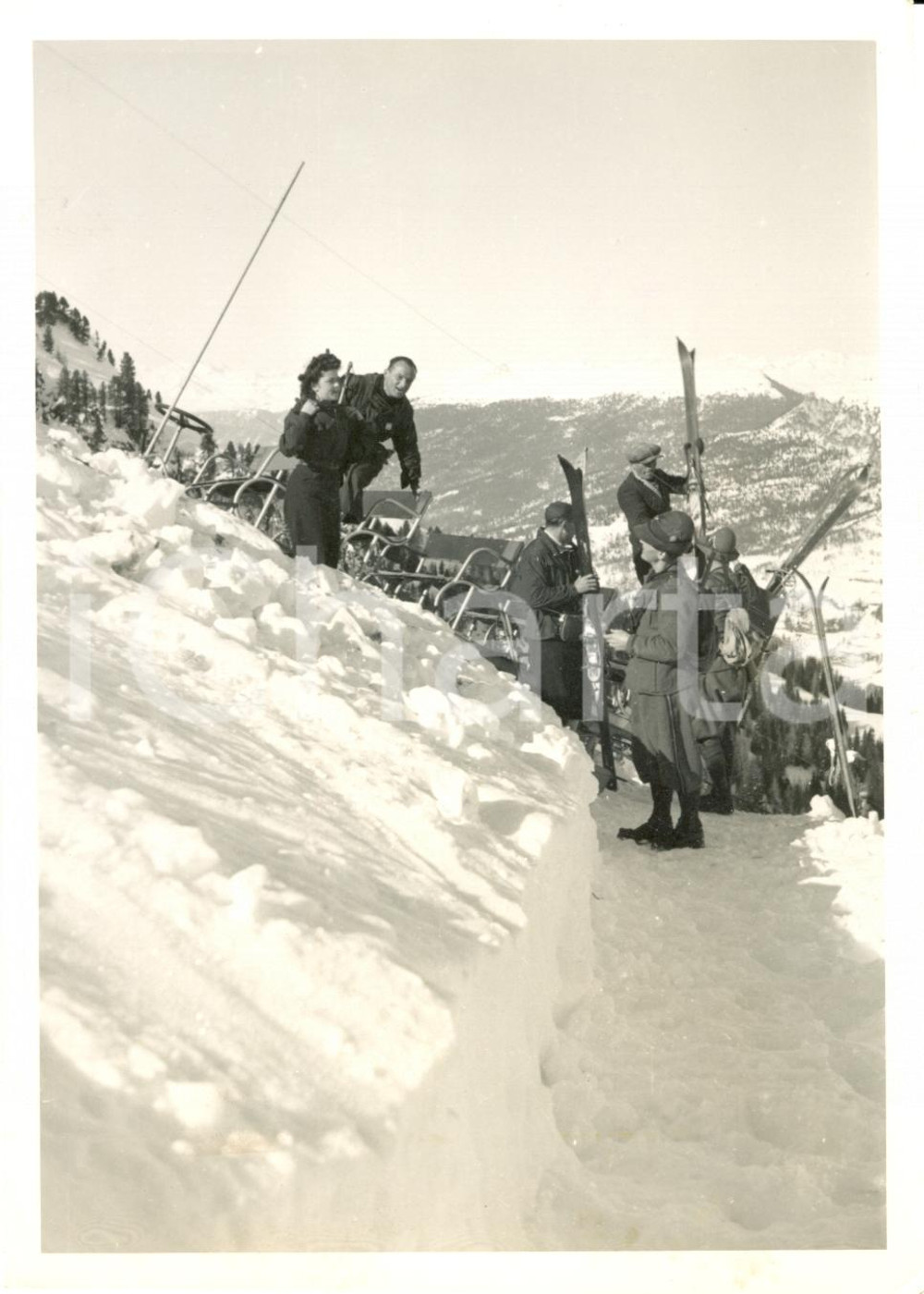 Fotografia d epoca originale 1935 ca ALTO ADIGE Sciatori si preparano per la funivia Fotografia 1