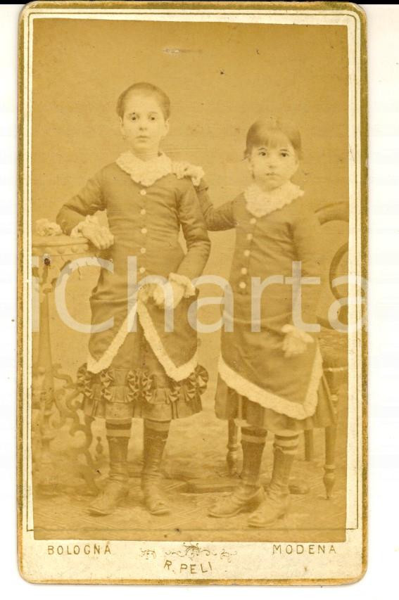Fotografia d epoca originale 1880 BOLOGNA Ritratto di due sorelline con lo stesso vestito Foto ROBERTO PELI 1