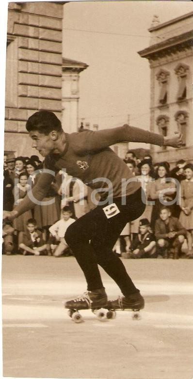 Fotografia d'epoca originale 1940 ca PARABIAGO (?) PATTINAGGIO Ritratto di Gabriele CERNE in gara *Foto 5x9 1