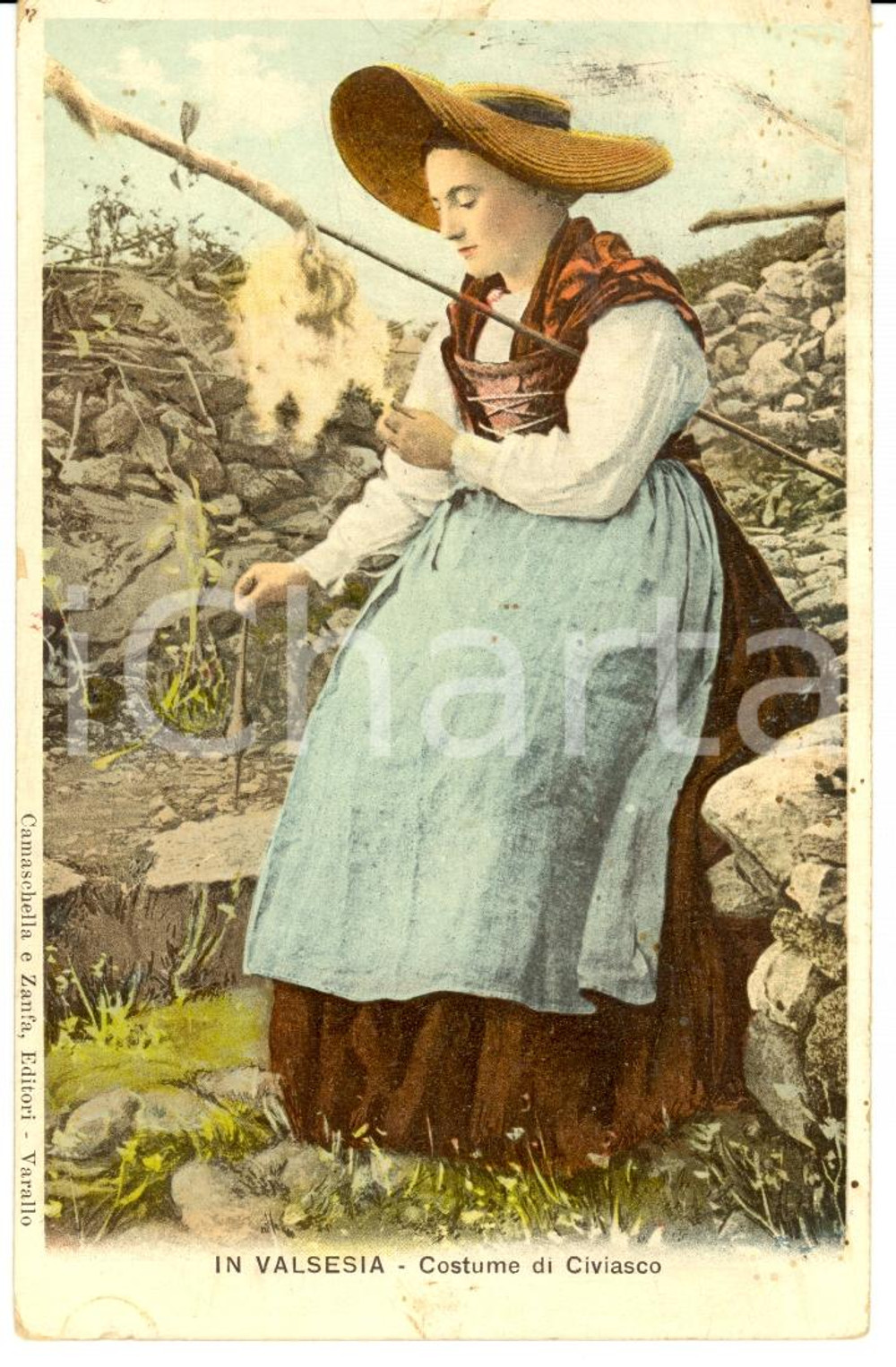 Cartolina originale da collezione 1909 CIVIASCO (VC) COSTUMI VALSESIA Donna in abito tradizionale FP VG 1