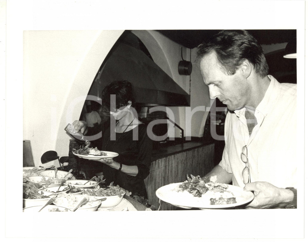 1987 VENEZIA - CINEMA Laura MORANTE con Georges CLAISSE durante il buffet *Foto