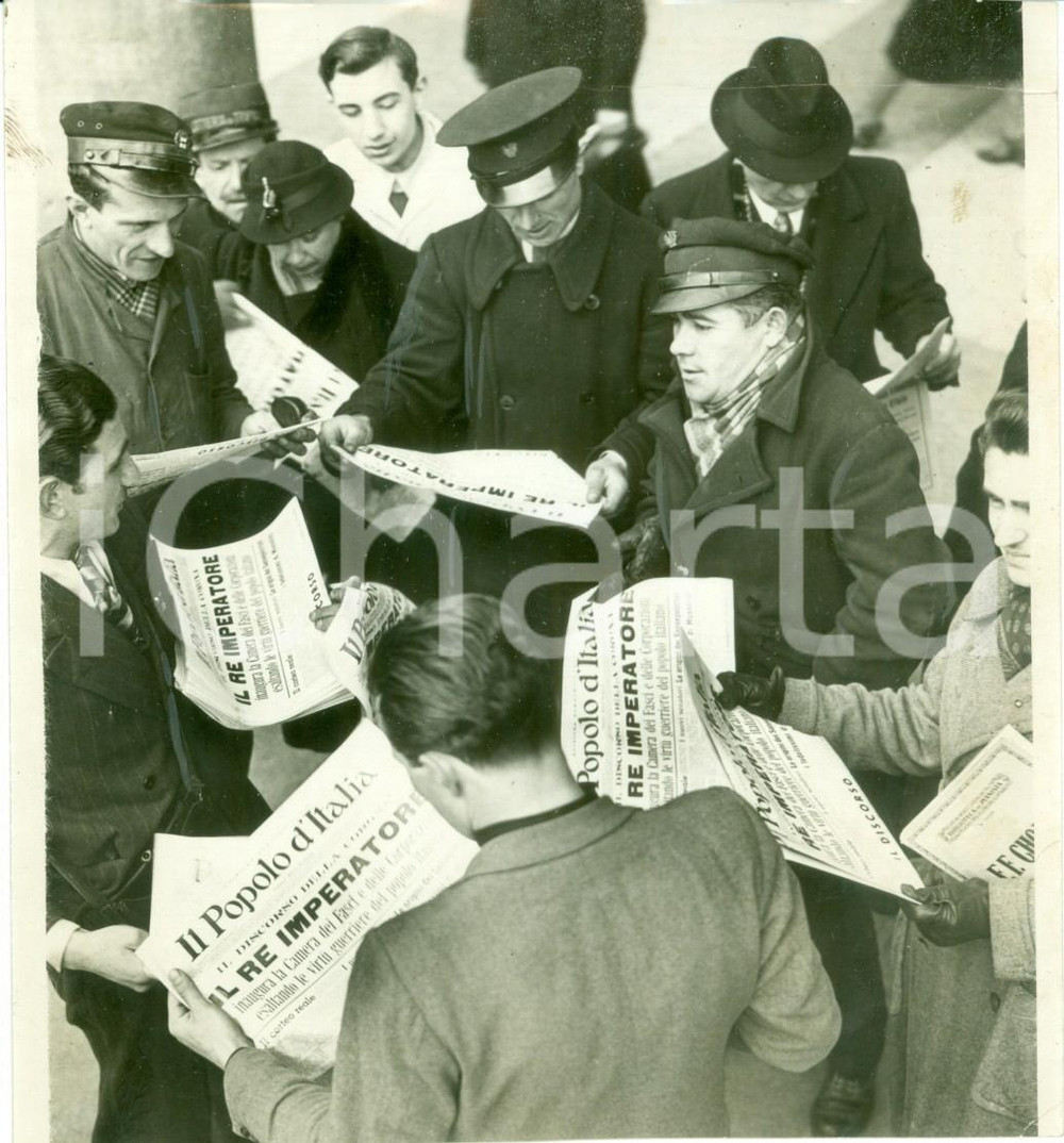 Fotografia d epoca originale 1939 MILANO Vetturini leggono IL POPOLO D ITALIA con Discorso della Corona FOTO 1