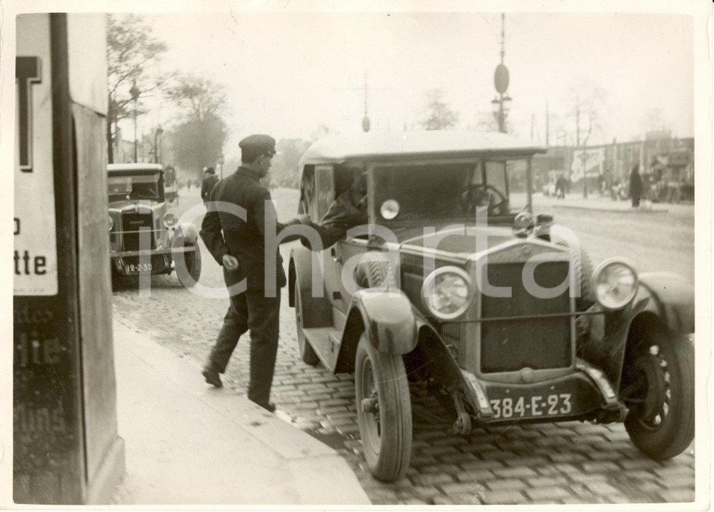 Fotografia d epoca originale 1940 ca PARIGI F Automobili ritirano gettone per entrare in cittÃ  Fotografia 1