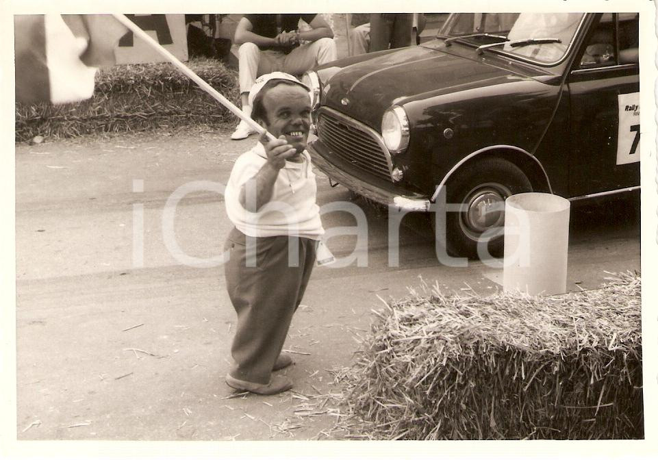 Fotografia d epoca originale 1971 RIVANAZZANO TERME Trofeo TOTAL Rally Club OltrepÃ² Nano fa partire MINI Foto 1