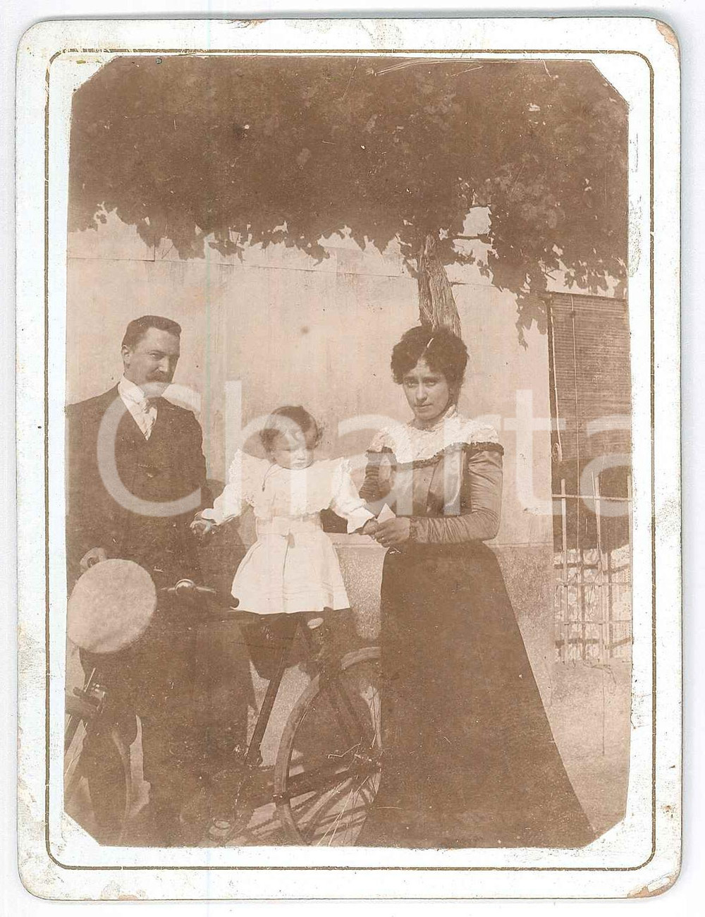 Fotografia d epoca originale 1900 ca COSTUME ITALIA Famiglia con bambina sulla bici  Ritratto Foto 8x13 1