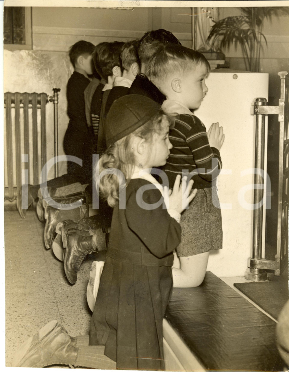 Fotografia d epoca originale 1939 MILANO Scuola MADRE CABRINI Bambini pregano per Pio XI defunto Fotografia 1