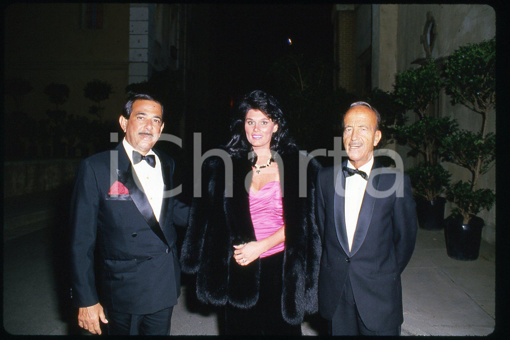 35mm vintage slide* 1987, CALIFORNIA, CINEMA, Desiree PRESLEY  Diapositiva d'epoca, in formato 35 mm.CONDIZIONI: GOODE' severamente vietata la riproduzione. Tutti i diritti sono riservati.Nella diapositiva ICharta mette in vendita, sul negozio eBay e in esclusiva sul sito "icharta" il proprio archivio composto da numerose diapositive e negativi fotografici d'epoca, tutti originali e autentici, che attraversano la storia del costume italiano tra gli la fine degli anni Sessanta e Novanta.Si tratta di uno sguardo inedito sull'attualit&agrave;, la politica, la vita quotidiana, il gossip e la cultura, che fotografa il cambiamento della nazione in quest'ultimo scorcio del XX secolo. Un'occasione unica per il mercato del collezionismo, che vede finalmente disponibile un archivio eccezionale per vastit&agrave;, tematiche e condizioni, in un settore (il negativo fotografico e la diapositiva) di assoluta novit&agrave; e dalle interessanti prospettive di investimento. GOOD/buono   originale e autentica 1