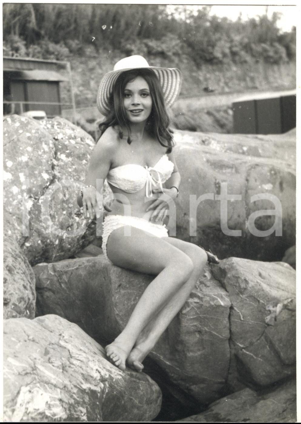 1965 RAPALLO Attrice Stefania CAREDDU in bikini sugli scogli *Foto 13x18 cm