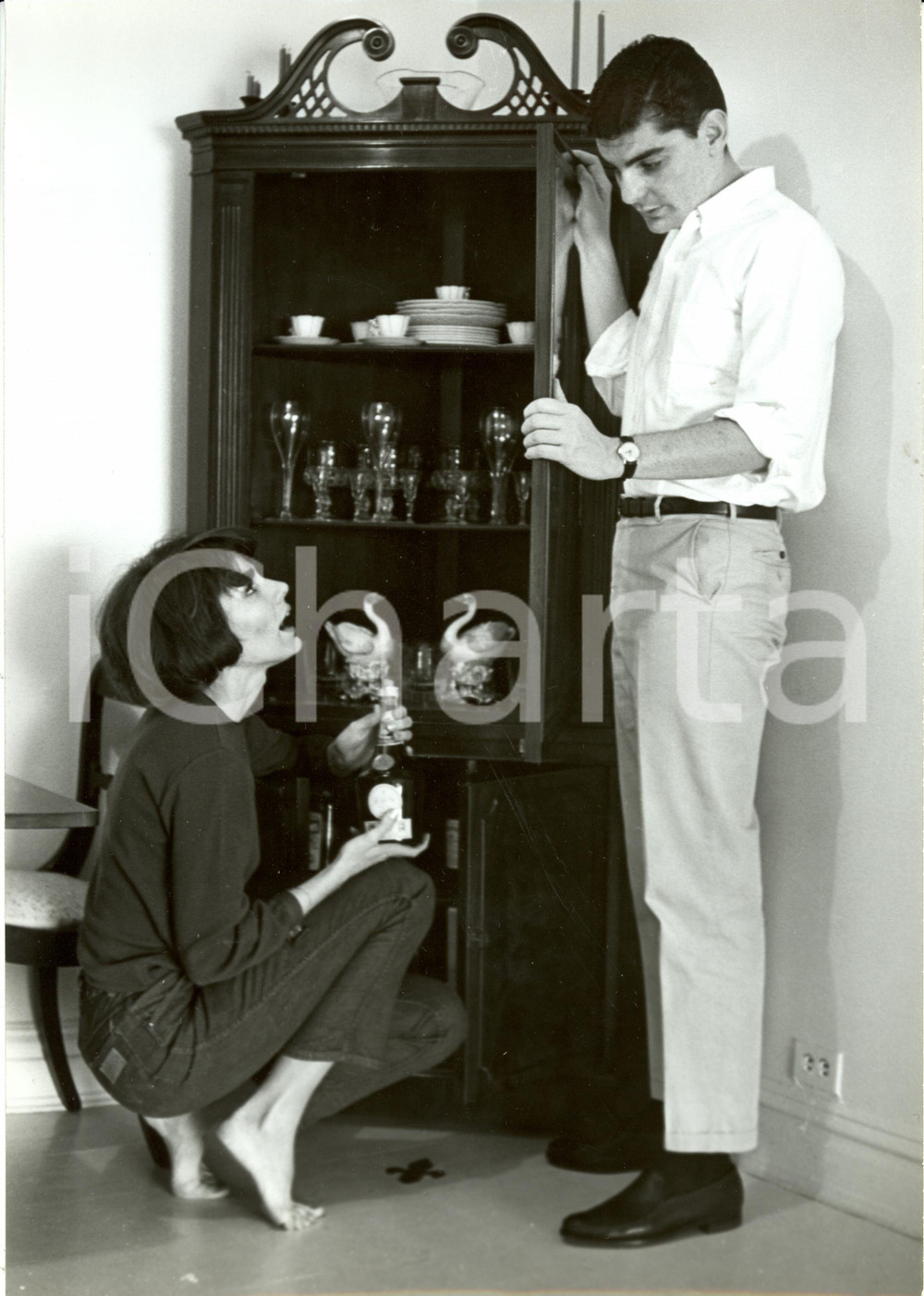 Fotografia d epoca originale 1965 ca NEW YORK USA Paula PRENTISS Richard BENJAMIN mostrano loro casa Foto 1