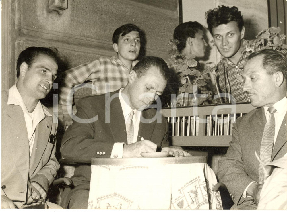 1957 MILANO BOXE Il campione europeo Gerhard HECHT firma autografi - Foto Fotografia d'epoca, con didascalia coeva al verso.  CONDIZIONI: FAIR (sovraimpressioni al margine superiore) FORMATO: 18x13 cm    originale e autentica 1