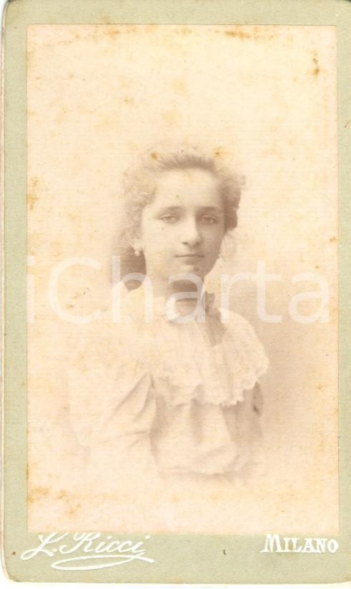 Fotografia d epoca originale 1900 ca MILANO Ritratto di giovane donna con orecchini Fotografia LEONE RICCI 1