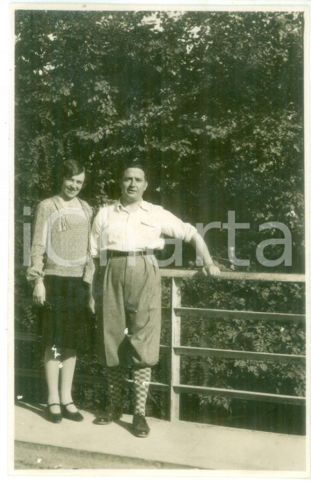 Fotografia d epoca originale 1929 CASTELLETTO D ORBA Giovane coppia in posa su un ponte Foto cartolina 1