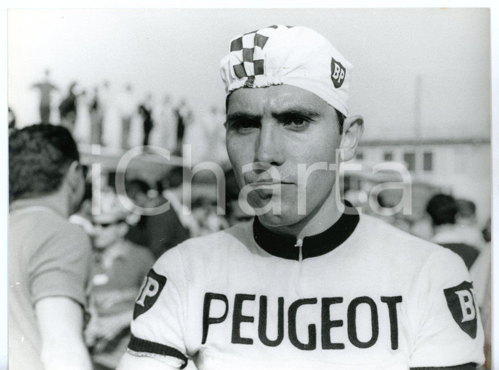1967 CICLISMO GIRO D'ITALIA - LA SPEZIA Eddy MERCKX della squadra PEUGEOT *Foto Fotografia d'epoca con didascalia coeva.  CONDIZIONI: G (ma piccole piegature al margine superiore) FORMATO: 24x18 cm     originale e autentica 1