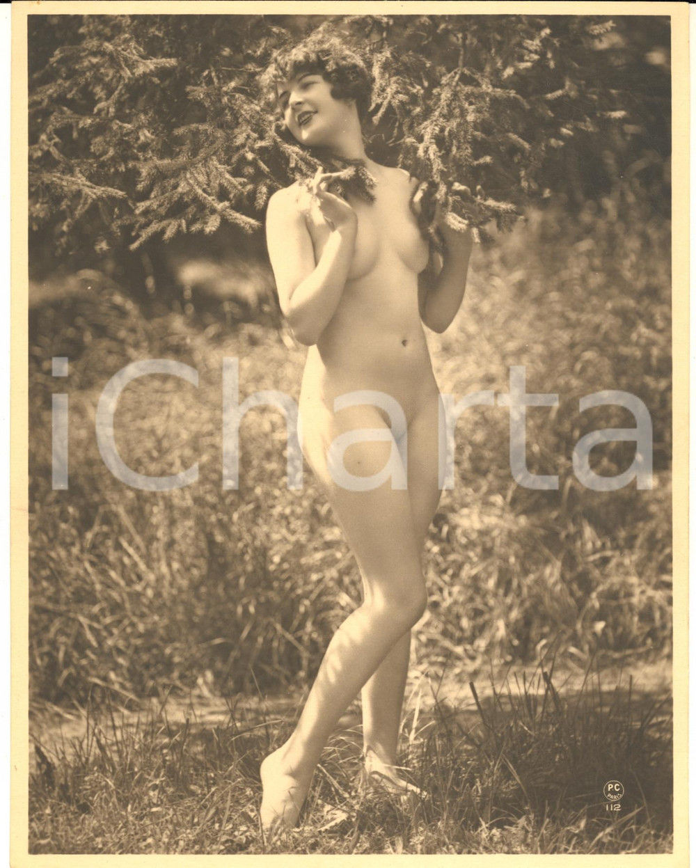 1910 ca Photo 18x23 cm - VINTAGE EROTIC Nude woman posing open air Fotografia seriale d'epoca, di grande formato.EDITORE: PC Paris - n&deg; 112FORMATO: 18x23 cmCONDIZIONI: G    originale e autentica 1