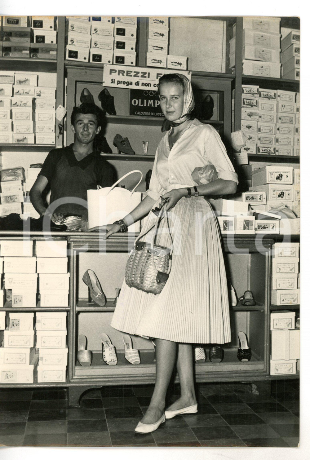 1958 VENTIMIGLIA Maria Gabriella di SAVOIA da un calzolaio *Fotografia 13x18 cm