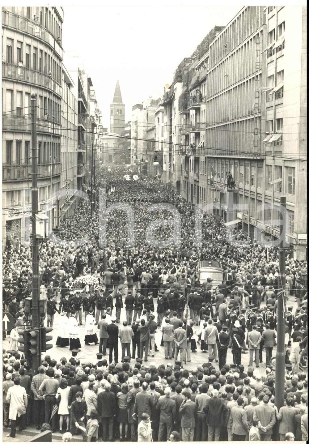 1972 MILANO Funerali commissario Luigi CALABRESI - Folla in via Fatebenefratelli Fotografia d'epoca con didascalia coeva.  CONDIZIONI: G (ma minime piegature)FORMATO: 13x18 cm     originale e autentica 1