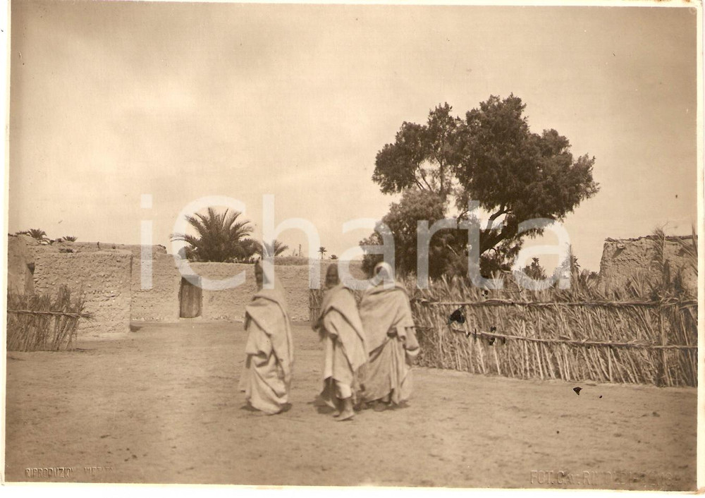 Fotografia d'epoca originale 1935 ca GIALO (LIBIA) Beduini a passeggio nell'oasi *Fotografia 1