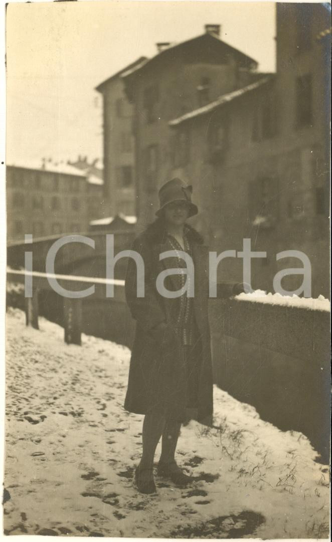 Fotografia d epoca originale 1925 ca MILANO Naviglio VALLONE  Donna nella neve  Ritratto Foto 9x14 cm 1
