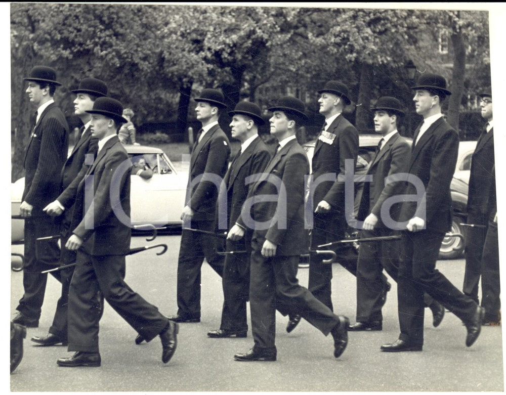 1958 LONDON Guards officers making a demonstration of solidarity *Photo