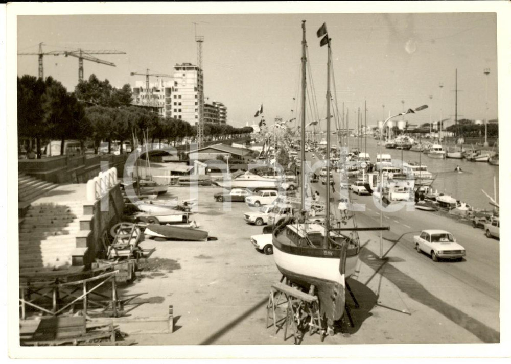 Fotografia d epoca originale 1960 ca PESCARA Veduta del Porto CANALE con barche e cantiere Foto 15x11 1