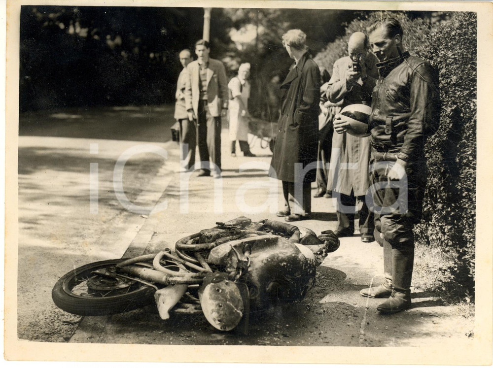 1953 ISLE OF MAN George BROWN looking MV AGUSTA of Les GRAHAM fatal crash