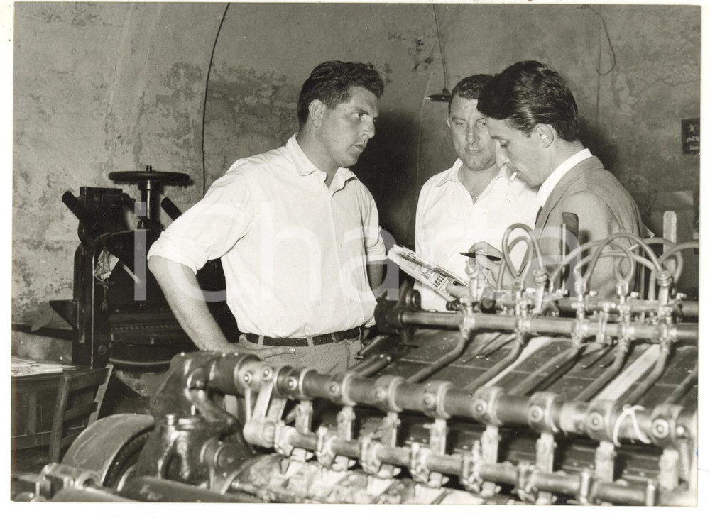 1957 VERCELLI Gianni VERCELLOTTI interrogato sui falsi diari di MUSSOLINI *Foto  Fotografia d'epoca con didascalia coeva.  CONDIZIONI: FAIR (lieve ondulatura centrale) FORMATO: 18x13 cm     originale e autentica 1