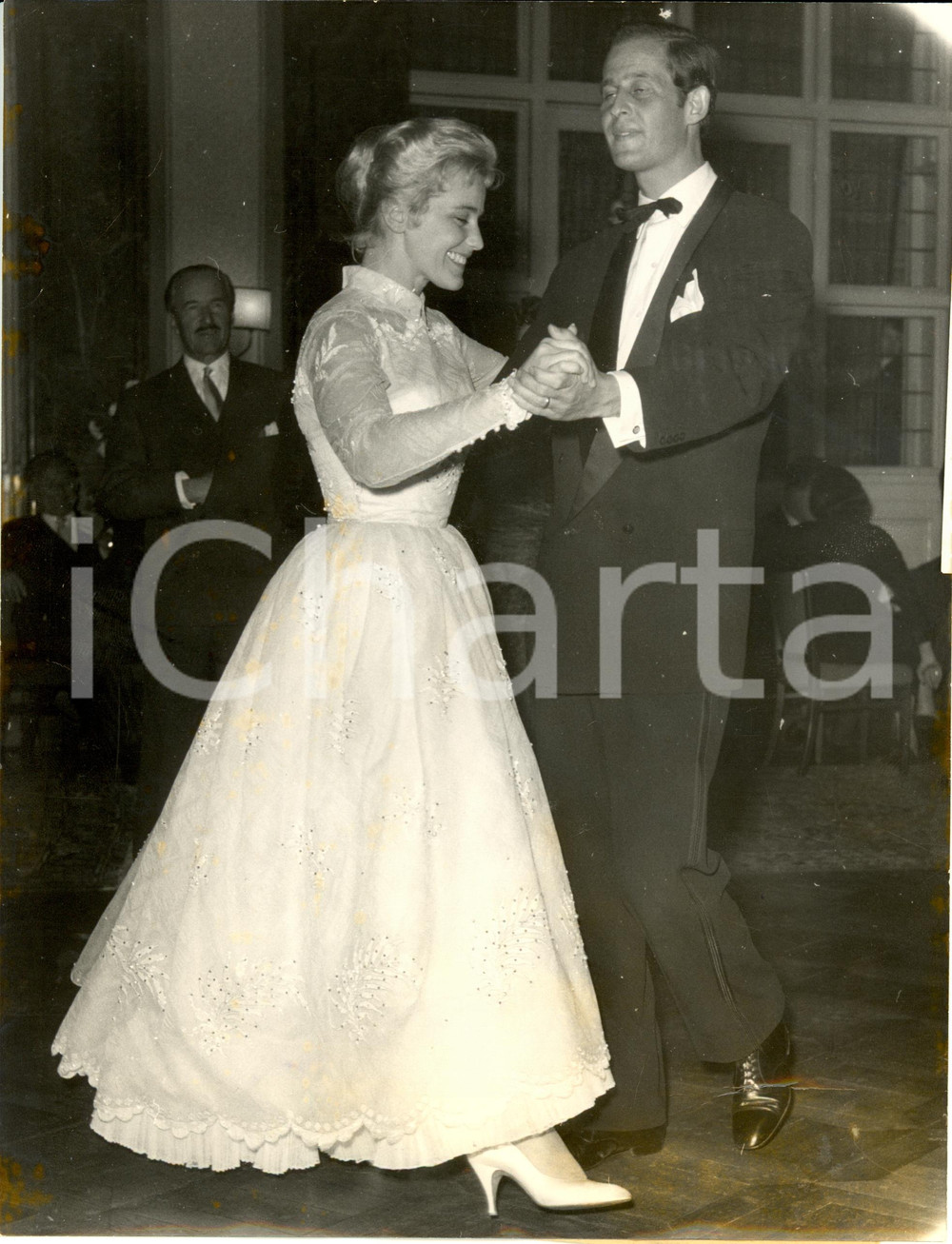 Fotografia d epoca originale 1957 MUNICH D Maria SCHELL e Horst HAECHLER ballano al loro matrimonio 1