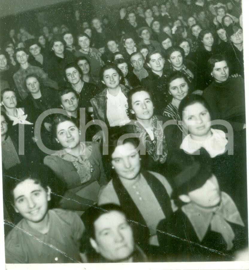 Fotografia d epoca originale 1939 MILANO Donne di servizio a spettacolo teatrale del Dopolavoro Fotografia 1
