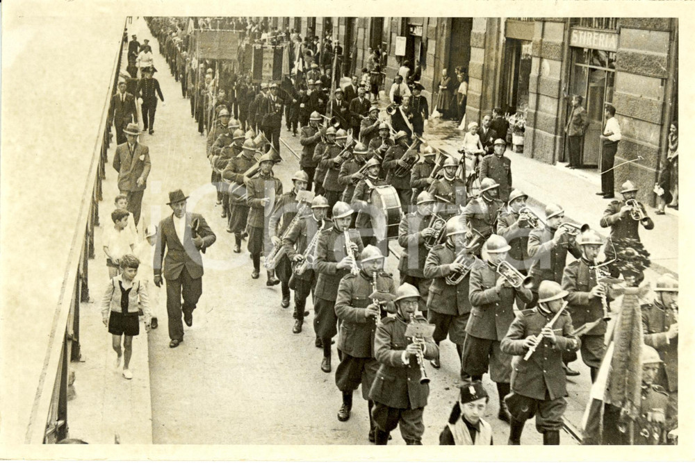 Fotografia d epoca originale 1934 MILANO Inaugurazione Sezione TRENTO Combattenti  Corteo con banda Foto 1