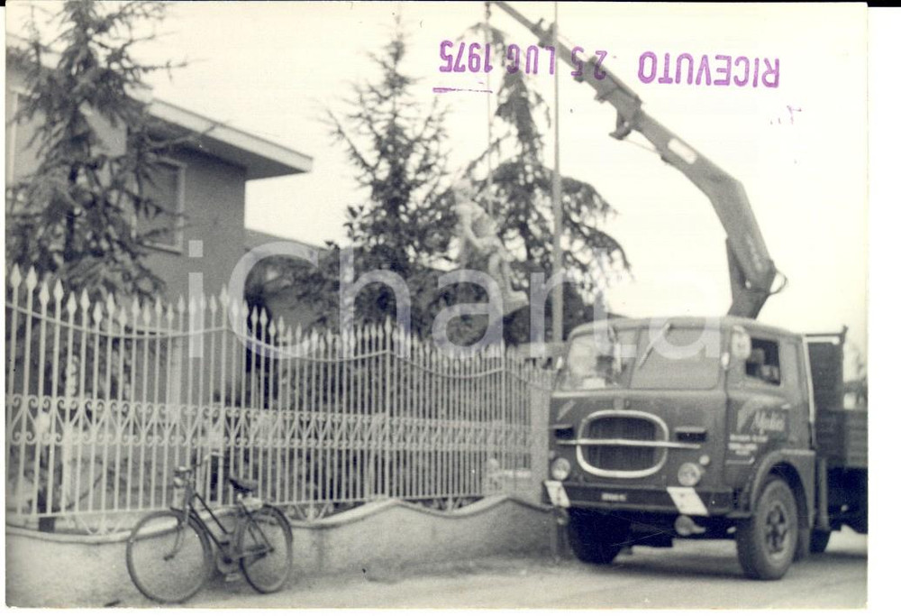 Fotografia d epoca originale 1975 BIELLA Ditta Autotrasporti MEDICI rimuove statua da giardino Foto 12x9 1