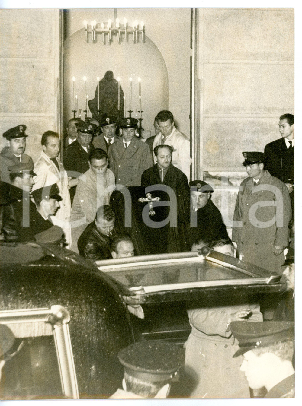 1960 ROMA Funerali di Fred BUSCAGLIONE - Trasporto del feretro *Foto 18x24 cm Fotografia d'epoca con didascalia coeva al verso. CONDIZIONI: FAIR (bassa qualit&agrave; di stampa e lievi aloni)FORMATO: 18x24 cm     originale e autentica 1