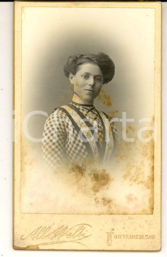 Fotografia d epoca originale 1890 ca FONTAINEBLEAU F Donna in abito a quadretti Foto Albert WELTI CDV 1