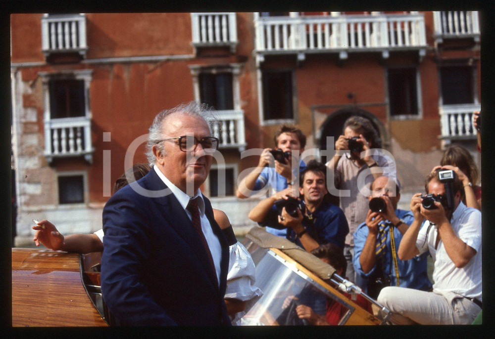 Fotografia d epoca originale 35mm vintage slide 1983 VENEZIA Federico FELLINI in motoscafo  Photocall 3 1