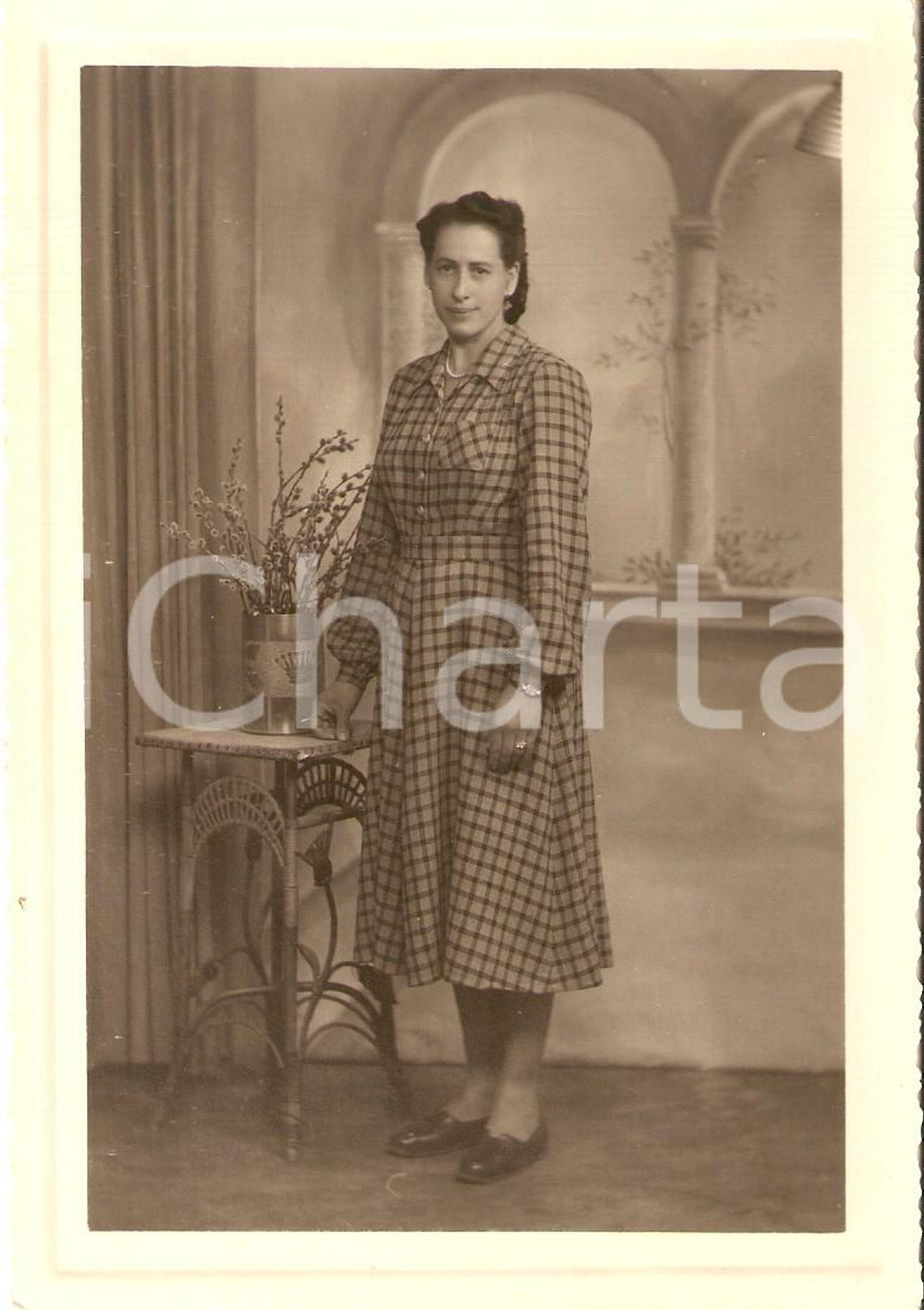 Fotografia d epoca originale 1940 CLES TN Ritratto di donna in abito a quadretti Foto cartolina GOZZALDI 1