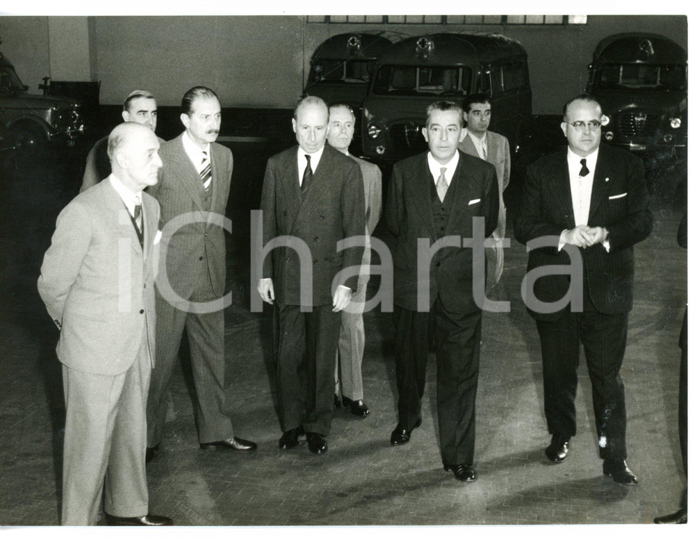 1958 MILANO - CRI Prefetto Angelo VICARI in visita ufficiale *Foto 18x13 cm Fotografia d'epoca con didascalia coeva al verso. CONDIZIONI: G (ma lieve sovraimpressione al margine superiore)FORMATO: 18x13 cm     originale e autentica 1