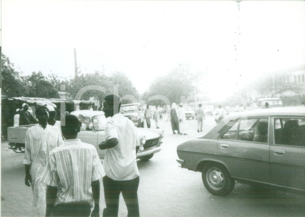 Fotografia d epoca originale 1980 ca CHAD Automobili e furgoncini al mercato locale Fotografia 1