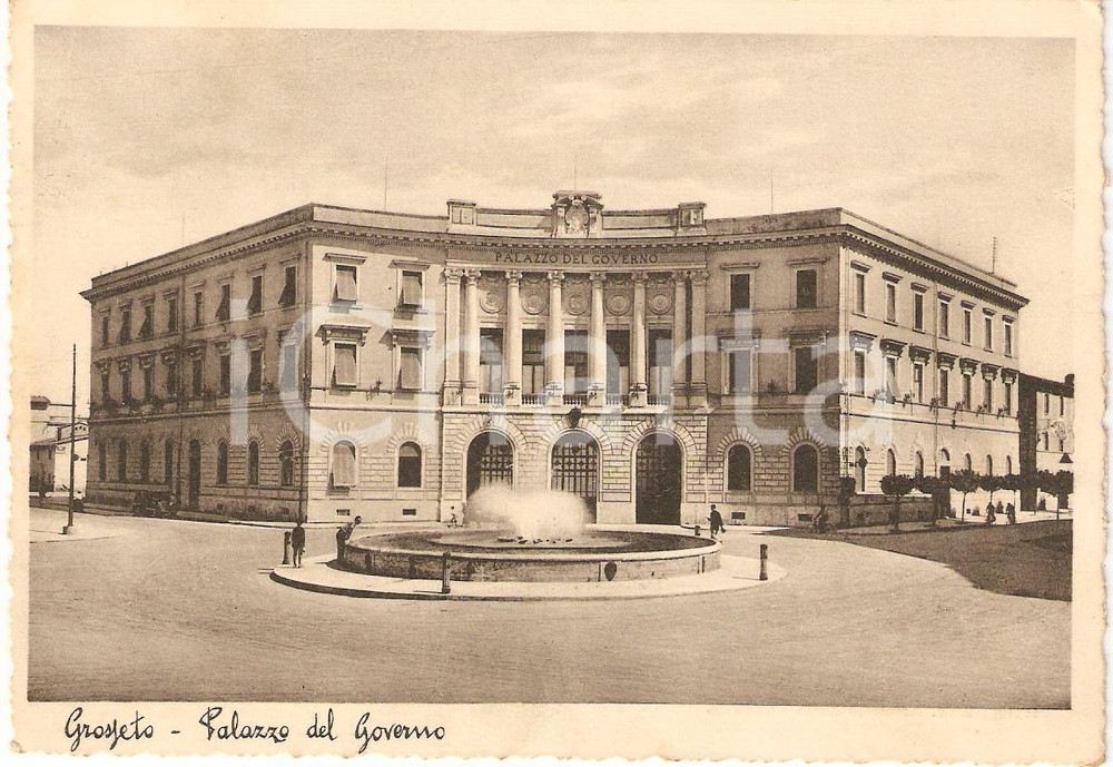 Cartolina originale da collezione 1930 GROSSETO Palazzo del GOVERNO Piazza della vasca ANIMATA Cartolina FG VG 1