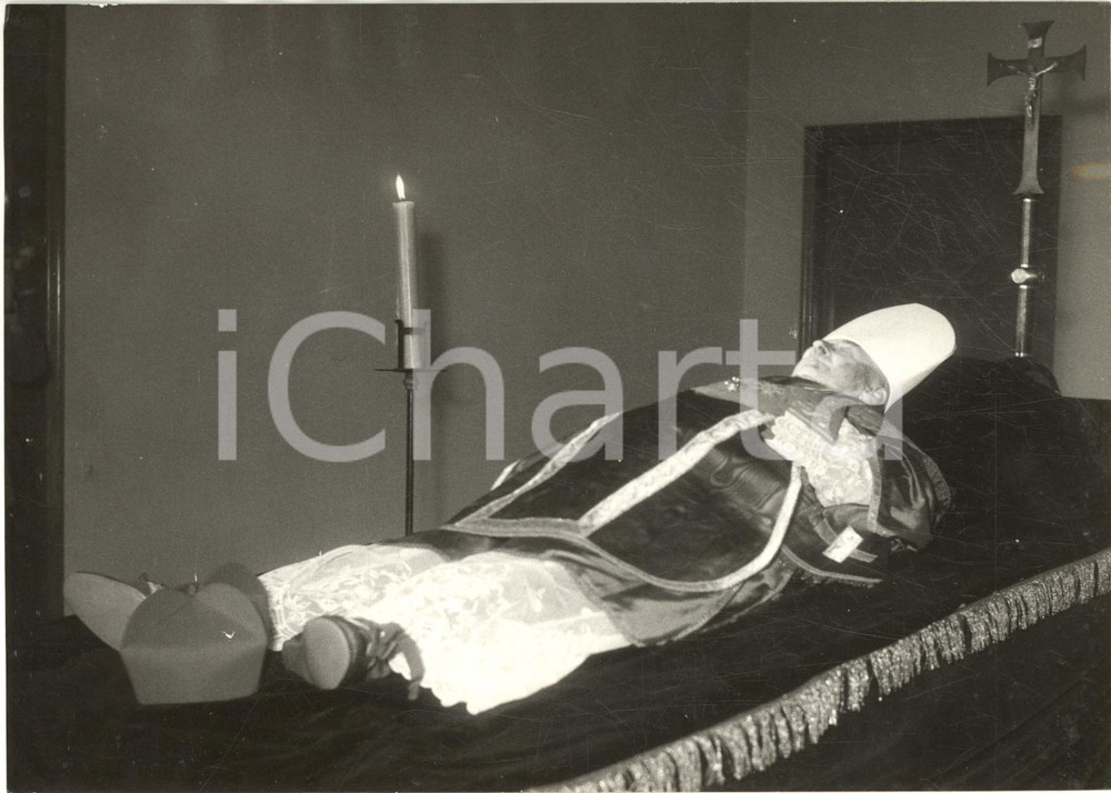 1958 ROMA Collegio Americano - Salma card. Samuel STRITCH nella camera ardente Fotografia d'epoca con didascalia coeva al verso. CONDIZIONI: POOR (increspature e lievi graffi superficiali)FORMATO: 18x13 cm     originale e autentica 1