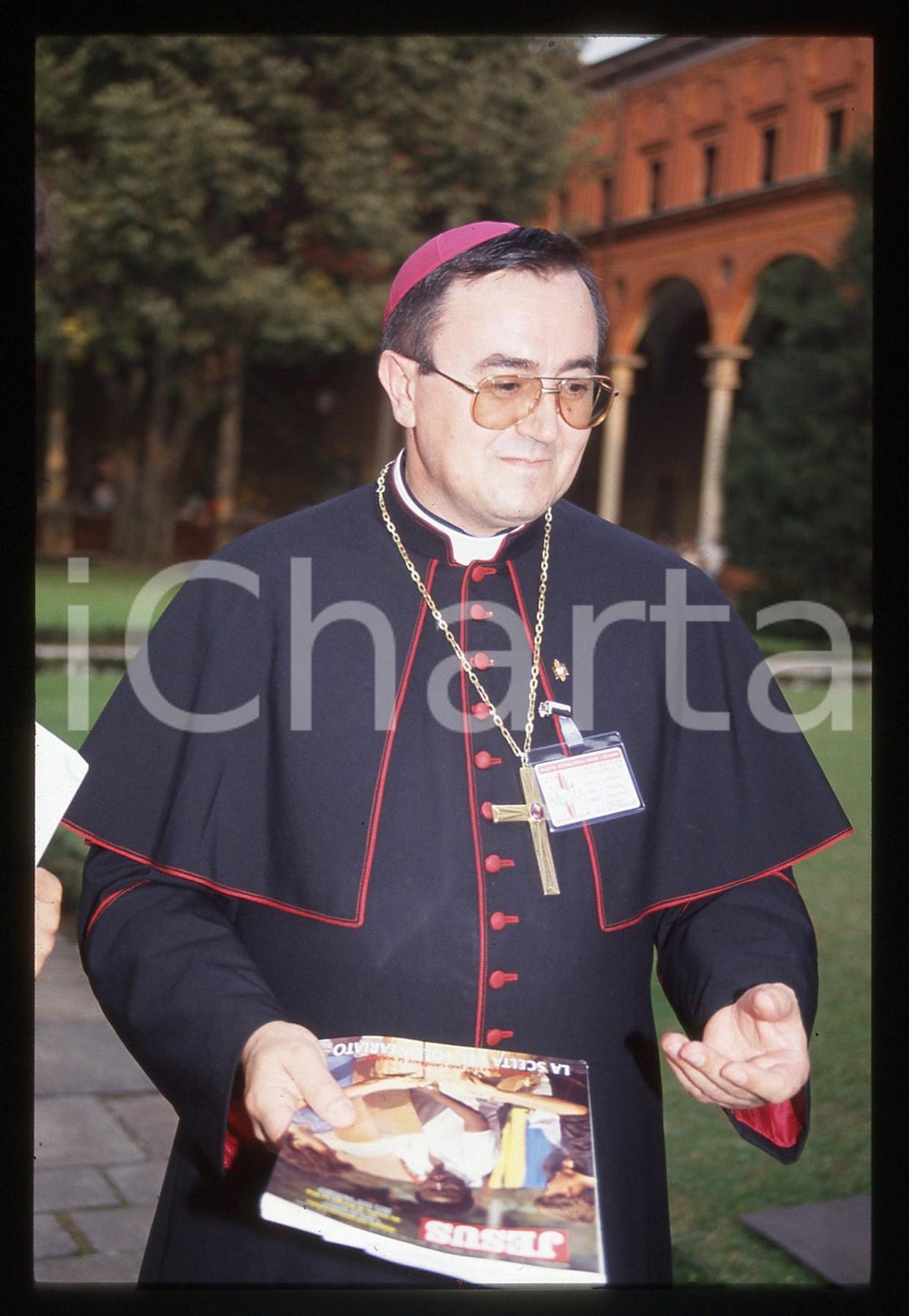 35mm vintage slide* 1993 MILANO Arcivescovo Vinko Puljić Meeting per la pace 5  Diapositiva d'epoca, in formato 35 mm. Nella diapositiva compare l'arcivescovo di Sarajevo Vinko Puljić ospite del VII Meeting Internazionale Interreligioso per la Pace dal titolo "Terra degli uomini, invocazioni a Dio", organizzato dalla Comunità di Sant'Egidio e svoltosi tra il 19 e il 22 settembre 1993 a Milano. Tutti i diritti riservati.E' severamente vietata la riproduzione. ICharta mette in vendita, sul negozio eBay e in esclusiva sul sito "icharta" il proprio archivio composto da numerose diapositive e negativi fotografici d'epoca, tutti originali e autentici, che attraversano la storia del costume italiano tra gli la fine degli anni Sessanta e Novanta.Si tratta di uno sguardo inedito sull'attualità, la politica, la vita quotidiana, il gossip e la cultura, che fotografa il cambiamento della nazione in quest'ultimo scorcio del XX secolo. Un'occasione unica per il mercato del collezionismo, che vede finalmente disponibile un archivio eccezionale per vastità, tematiche e condizioni, in un settore (il negativo fotografico e la diapositiva) di assoluta novità e dalle interessanti prospettive di investimento. CONDIZIONI:FAIR/discretoFORMATO: 35mm originale e autentica 1