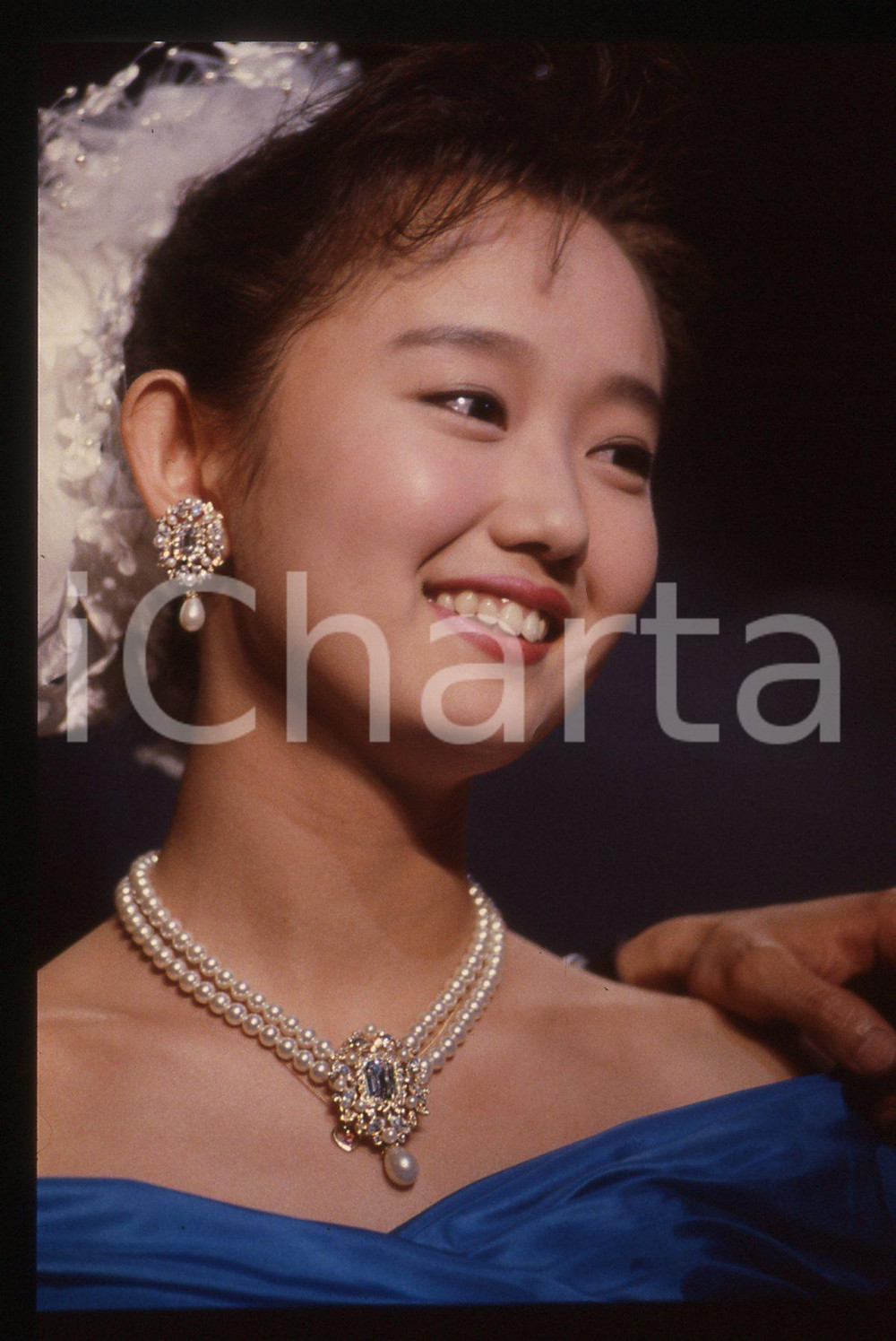 35mm vintage slide* 1989 CANNES Yoshiko TANAKA Festival del Cinema Ritratto (3)  Diapositiva d'epoca, in formato 35 mm. CONDIZIONI: GOOD  Tutti i diritti riservati.E' severamente vietata la riproduzione. ICharta mette in vendita, sul negozio eBay e in esclusiva sul sito "icharta" il proprio archivio composto da numerose diapositive e negativi fotografici d'epoca, tutti originali e autentici, che attraversano la storia del costume italiano tra gli la fine degli anni Sessanta e Novanta.Si tratta di uno sguardo inedito sull'attualit&agrave;, la politica, la vita quotidiana, il gossip e la cultura, che fotografa il cambiamento della nazione in quest'ultimo scorcio del XX secolo. Un'occasione unica per il mercato del collezionismo, che vede finalmente disponibile un archivio eccezionale per vastit&agrave;, tematiche e condizioni, in un settore (il negativo fotografico e la diapositiva) di assoluta novit&agrave; e dalle interessanti prospettive di investimento.  originale e autentica 1