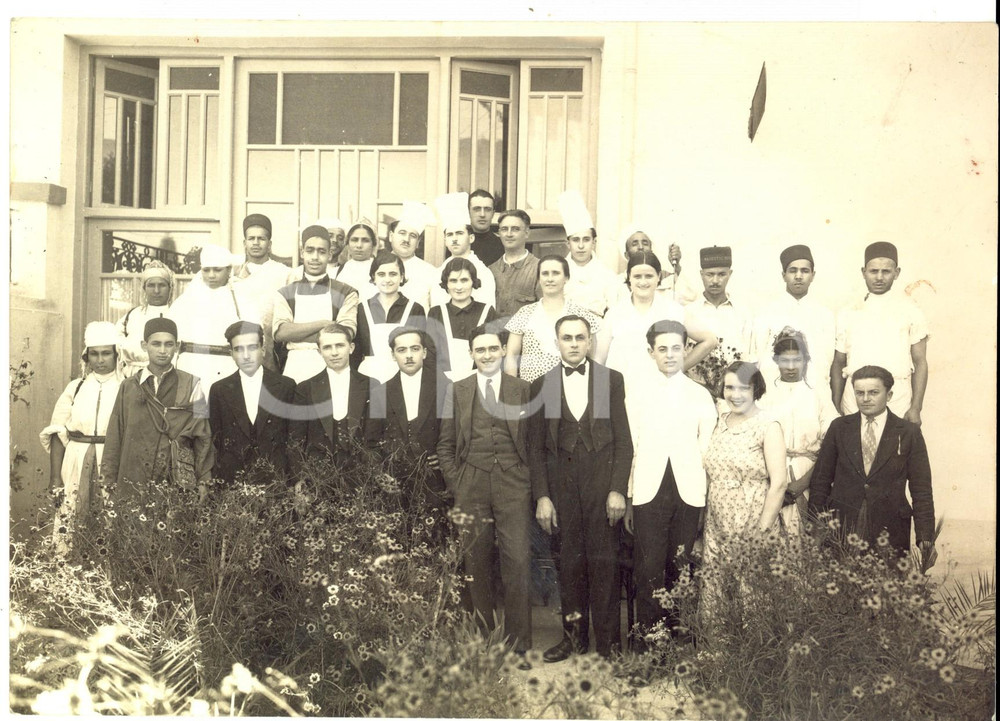 Fotografia d epoca originale 1920 ca BOMBAY INDIA Foto di gruppo del personale dell Hotel MAJESTIC RARA 1