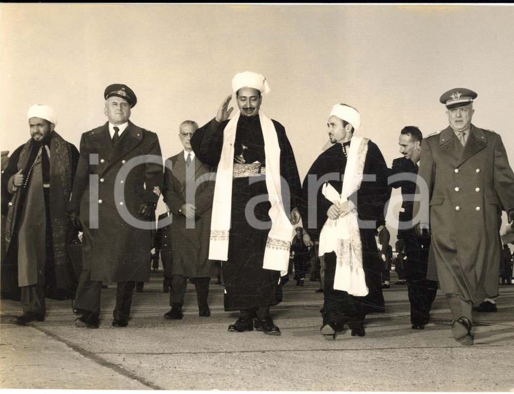 1957 MILANO MALPENSA Arrivo principe Muá¸¥ammad al-Badr dello Yemen *Foto Fotografia d'epoca con didascalia coeva.  CONDIZIONI: FAIR (sovraimpressione al margine superiore)FORMATO: 18x13 cm      originale e autentica 1