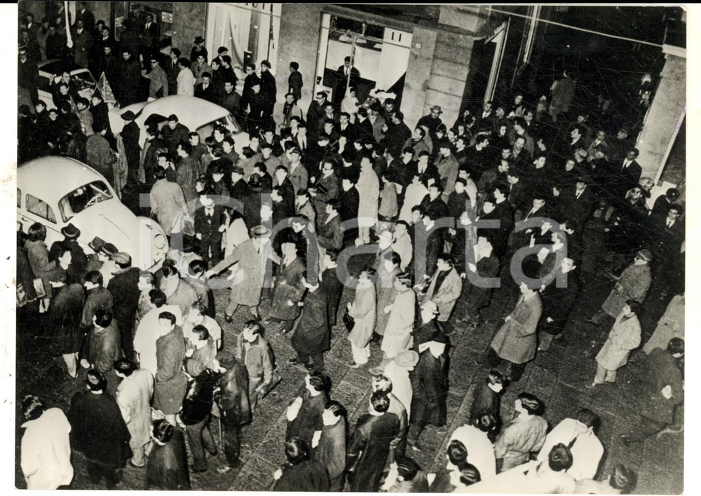Fotografia d epoca originale 1964 BOLOGNA CALCIO Dimostrazione dei tifosi dopo la condanna per doping Foto 1